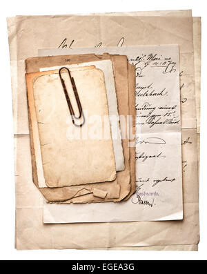 De vieux documents d'époque, des cartes postales et des lettres avec trombone sur fond blanc Banque D'Images