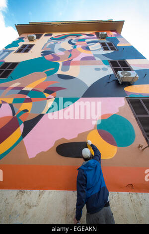 Dans le monde entier célèbre artiste urbain Reka (Australie, 36) peindre un mur à Tor Marancia, Rome, Italie, pour l'ouverture prochaine d'un musée d'art de plein air Banque D'Images