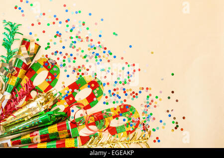 Masque de carnaval, confettis, streamer. Décorations des Fêtes sur fond doré Banque D'Images