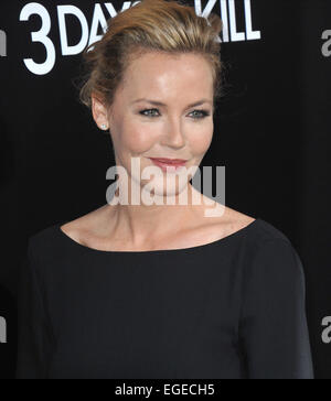 LOS ANGELES, CA - 12 février 2014 : Connie Nielsen à la première de son film "3 jours à tuer" à l'Arclight Theatre, à Hollywood. Banque D'Images