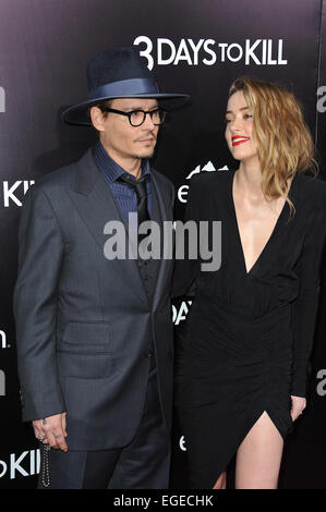 LOS ANGELES, CA - 12 février 2014 : Johnny Depp et Amber fiancée entendus à la première de son film nous «3 jours à tuer" à l'Arclight Theatre, à Hollywood. Banque D'Images