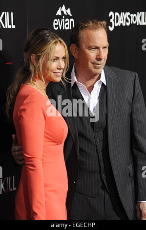 LOS ANGELES, CA - 12 février 2014 : Kevin Costner et sa femme Christine Baumgartner à la première de son film "3 jours à tuer" à l'Arclight Theatre, à Hollywood. Banque D'Images