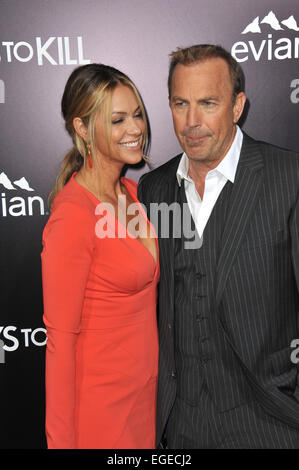 LOS ANGELES, CA - 12 février 2014 : Kevin Costner et sa femme Christine Baumgartner à la première de son film "3 jours à tuer" à l'Arclight Theatre, à Hollywood. Banque D'Images