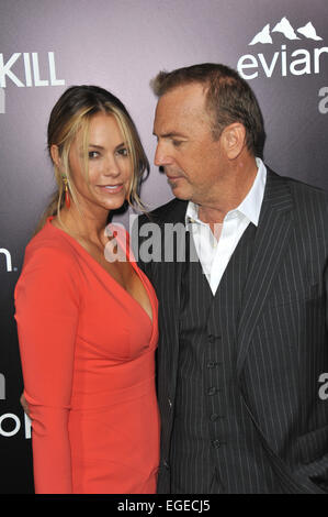 LOS ANGELES, CA - 12 février 2014 : Kevin Costner et sa femme Christine Baumgartner à la première de son film "3 jours à tuer" à l'Arclight Theatre, à Hollywood. Banque D'Images