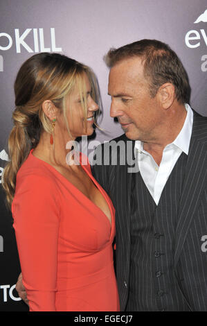 LOS ANGELES, CA - 12 février 2014 : Kevin Costner et sa femme Christine Baumgartner à la première de son film "3 jours à tuer" à l'Arclight Theatre, à Hollywood. Banque D'Images