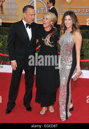 LOS ANGELES, CA - le 18 janvier 2014 : Tom Hanks, épouse Rita Wilson et Emma Thompson lors de la 20e assemblée annuelle des Screen Actors Guild Awards au Shrine Auditorium. Banque D'Images