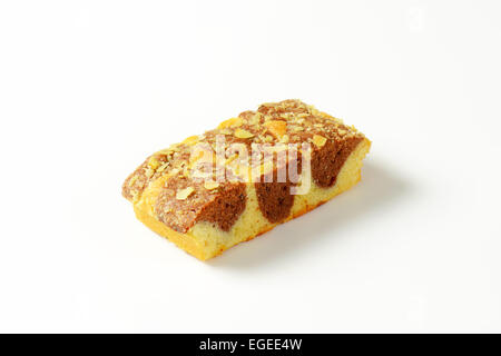 Tranche de gâteau marbré Chocolat Vanille garnie de flocons d'amandes Banque D'Images