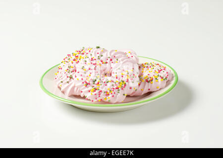 La meringue en forme de couronne ornée de paillettes colorées cookies Banque D'Images