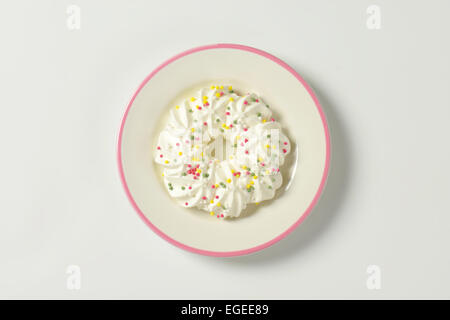 Biscuit en forme de couronne faite meringue kisses Banque D'Images