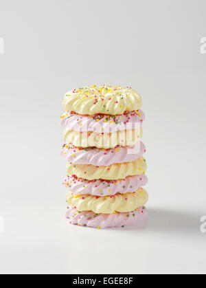 Pile de cookies en forme de couronne de meringue garnie de Nutrifer Banque D'Images