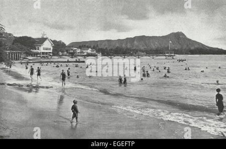 La plage de Waikiki, Honolulu, Hawaï, vers 1916 Banque D'Images