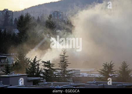 Coquitlam, BC, Canada - le 16 février 2015 : les équipes de pompiers luttant complexe le feu sur Glen Drive à Coquitlam. Banque D'Images