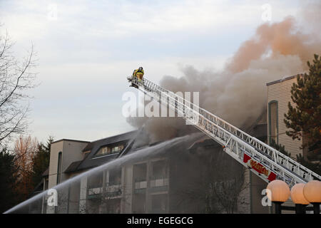 Coquitlam, BC, Canada - le 16 février 2015 : les équipes de pompiers luttant complexe le feu sur Glen Drive à Coquitlam. Banque D'Images