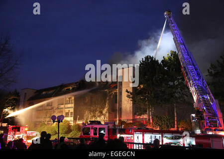 Coquitlam, BC, Canada - le 16 février 2015 : les équipes de pompiers luttant complexe le feu sur Glen Drive à Coquitlam. Banque D'Images