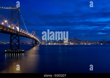 Oakland Bay Bridge et l'horizon de San Francisco, Californie Banque D'Images