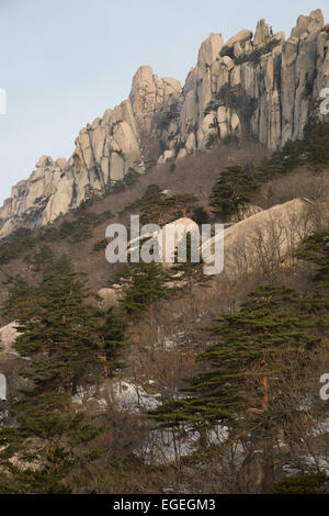 Le Parc National de Seoraksan en hiver. Balade à Ulsanbawi Rock. Sokcho, Corée du Sud. Montagnes couvertes de neige. Banque D'Images