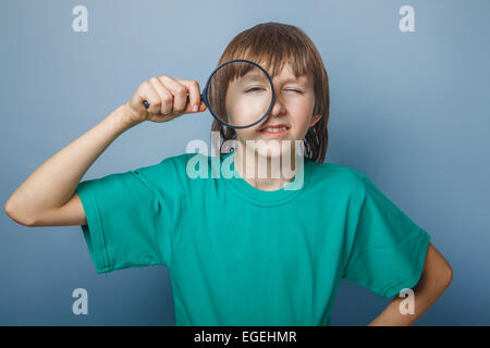 L'apparence de l'adolescent garçon cheveux brun dans une chemise à la t Banque D'Images