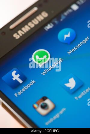 De l'icône 'WhatsApp' et d'autres applications de communication médias sociaux sur un écran tactile du smartphone Samsung Galaxy Banque D'Images