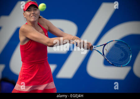 Acapulco, Mexique. Feb 23, 2015. Maria Sharapova sert de la Russie au cours de la femmes simple match contre Shelby Rogers, de l'Abierto Mexicano Telcel tennis tournament à Acapulco, Guerrero, Mexique, le 23 février 2015. Sharapova a gagné 2-0. Credit : Alejandro Ayala/Xinhua/Alamy Live News Banque D'Images