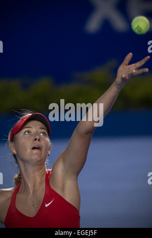 Acapulco, Mexique. Feb 23, 2015. Maria Sharapova sert de la Russie au cours de la femmes simple match contre Shelby Rogers, de l'Abierto Mexicano Telcel tennis tournament à Acapulco, Guerrero, Mexique, le 23 février 2015. Sharapova a gagné 2-0. Credit : Alejandro Ayala/Xinhua/Alamy Live News Banque D'Images