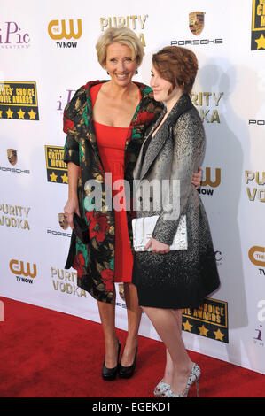 LOS ANGELES, CA - le 16 janvier 2014 : Emma Thompson & fille Gaia Romilly Wise à la 19e assemblée annuelle Critics' Choice Awards au Barker Hangar, Santa Monica Airport. Banque D'Images