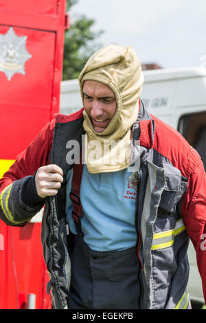 Fire Brigade puce donnant le feu au Carnaval de démonstration pan Chesterfield Derbyshire en Angleterre Banque D'Images