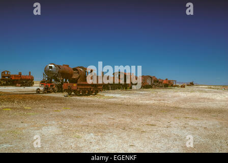 Vieux cimetière de locomotives en désert près de Salar de Uyuni en Bolivie Banque D'Images