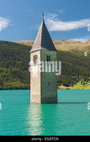 Clocher, clocher de l'église submergée du village d'Alt-Graun dans le lac Reschen, ou Lac Reschensee, Graun Vinschgau, Banque D'Images