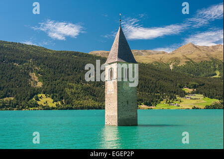 Clocher, clocher de l'église submergée du village d'Alt-Graun dans le lac Reschen, ou Lac Reschensee, Graun Vinschgau, Banque D'Images