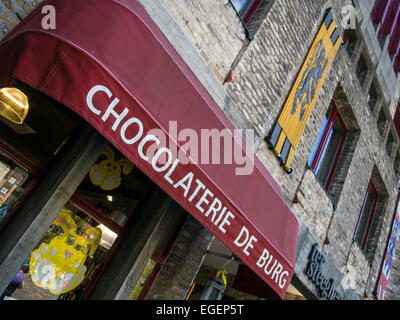 BRUGES, BELGIQUE, Royaume-Uni - 13 AVRIL 2014 : auvent au-dessus de la boutique de chocolat avec enseigne Banque D'Images