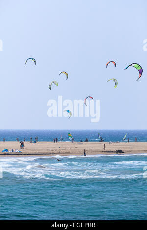 Kitesurf, kite beach, Prasonisi, Rhodes, Dodécanèse, sud de la mer Egée, Grèce Banque D'Images