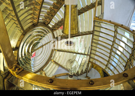 Vue rapprochée d'une lampe moderne en acier et verre Banque D'Images