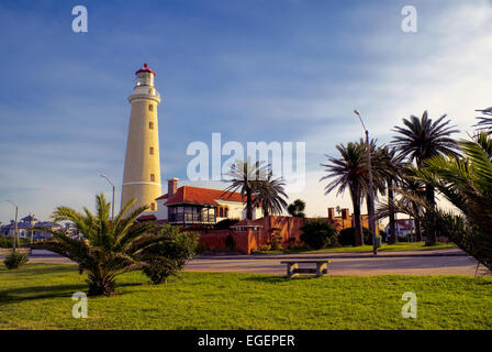 Vue pittoresque sur une promenade au coucher du soleil à Punta del Este Banque D'Images