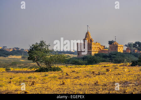 Vue pittoresque de maisons de désert de Thar illuminée par le soleil couchant Banque D'Images