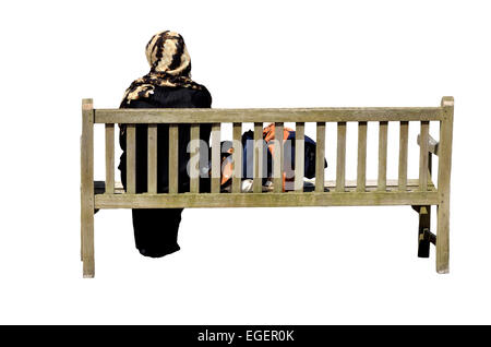 Chatham, Kent, Angleterre, Royaume-Uni. Cran-gevrier. Femme assise sur un banc portant un foulard Banque D'Images