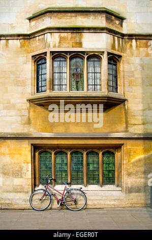 Cambridge, Angleterre, Royaume-Uni. Bicycle leaning against wall en voie de Christ Banque D'Images