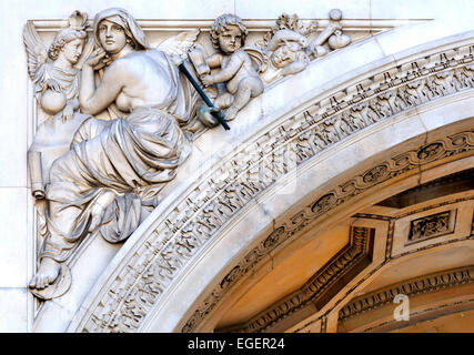 Londres, Angleterre, Royaume-Uni. Burlington House (Royal Academy of Arts) détail ci-dessus arch par John Philip Birney Banque D'Images