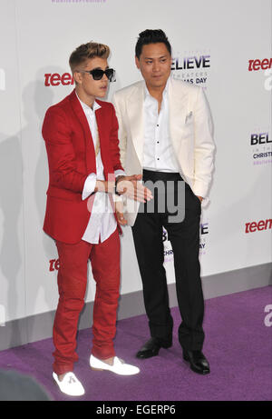 LOS ANGELES, CA - le 18 décembre 2013 : Justin Bieber et directeur Jon M. Chu lors de la première mondiale de leur film 'Justin Bieber's croire' au Regal Cinemas LA Live. Banque D'Images