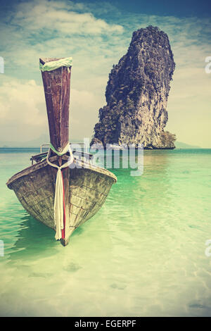 Retro vintage photo filtrée d'un bateau en bois sur la plage. Banque D'Images