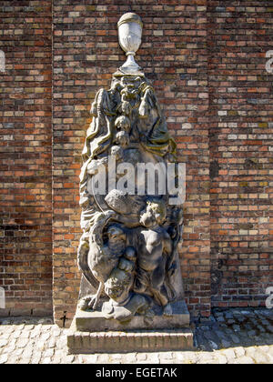 BRUGES, BELGIQUE, Royaume-Uni - 13 AVRIL 2014 : statue sur le mur du musée Gruuthuis Banque D'Images