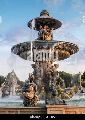 Fontaine sur la Place de la Concorde, Paris, France Banque D'Images