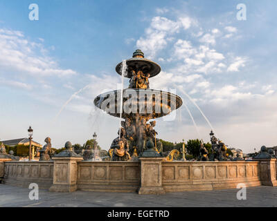 Fontaine sur la Place de la Concorde, Paris, France Banque D'Images