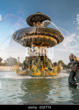 Fontaine sur la Place de la Concorde, Paris, France Banque D'Images