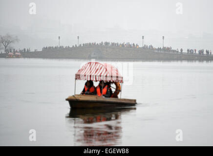 Hangzhou, Chine, Province de Zhejiang. Feb 24, 2015. Les visiteurs prendre un bateau sur le lac de l'Ouest à Hangzhou, capitale de la Chine de l'est la province du Zhejiang, le 24 février 2015. © Chuanhao Han/Xinhua/Alamy Live News Banque D'Images