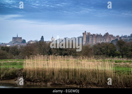 Arundel Castle matin paysage vu de River Arun Banque D'Images