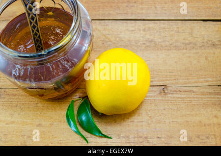 Ensemble de citron et le miel dans un pot sur une table en bois Banque D'Images