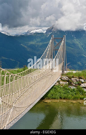 Petit pont dans un lac appelé Salten Langsoe, près de Silkeborg, Danemark Banque D'Images