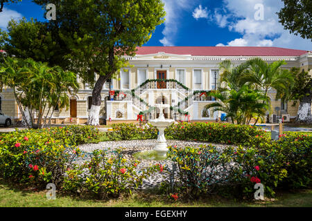 L'Assemblée législative des îles Vierges Décorées pour Noël à Charlotte Amalie, St Thomas, îles Vierges américaines, des Caraïbes. Banque D'Images