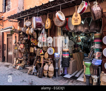 MARRAKECH, MAROC - 21 JANVIER 2014 : petite boutique de musique dans la rue du marché du Souk Marrakech vendant des instruments de musique Banque D'Images