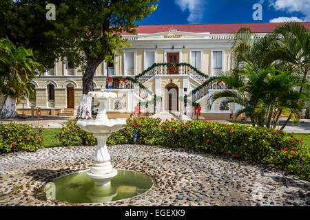 L'Assemblée législative des îles Vierges Décorées pour Noël à Charlotte Amalie, St Thomas, îles Vierges américaines, des Caraïbes. Banque D'Images